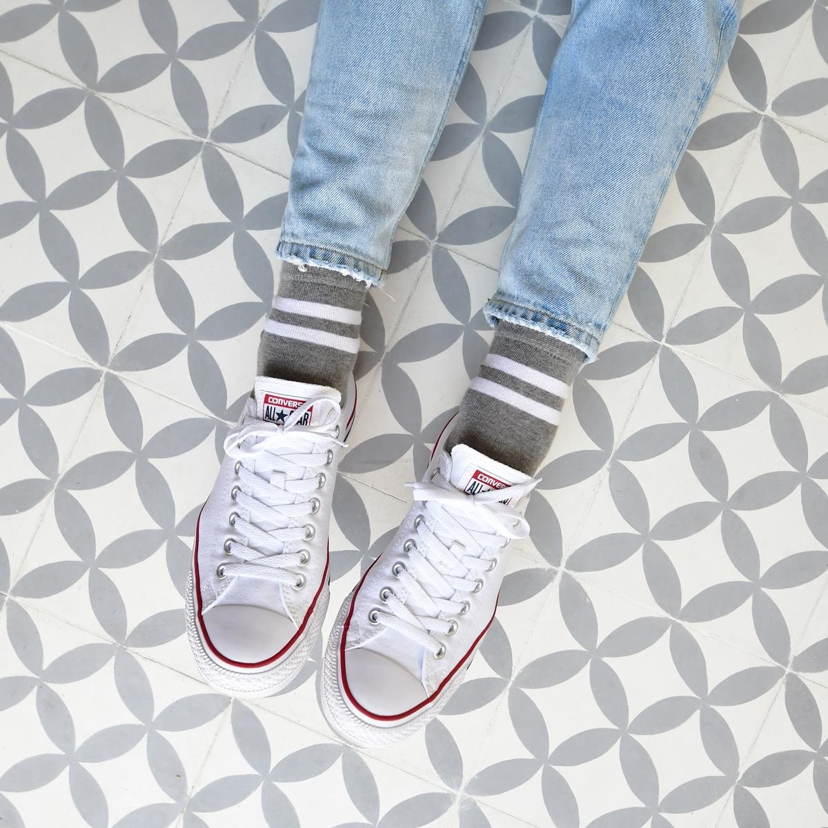 amorsocks-calcetines-socks-bajos-tobilleros-retro-rayas-gris-blanco-cuadrada