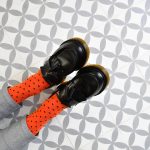 amorsocks-calcetines-socks-naranja-lunares-topos-negros-orange-dots-black