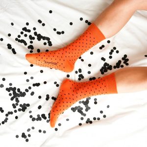 amorsocks-calcetines-socks-naranja-lunares-topos-negros-orange-dots-black