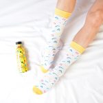 amorsocks-calcetines-socks-90s-white-zigzag-circulos-triangulos-figuras-geometricas-menphis-style-design-blanco-amarillo