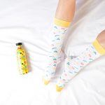 amorsocks-calcetines-socks-90s-white-zigzag-circulos-triangulos-figuras-geometricas-menphis-style-design-blanco-amarillo