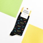amorsocks-calcetines-socks-90s-black-zigzag-circulos-triangulos-figuras-geometricas-menphis-style-design-negro-amarillo