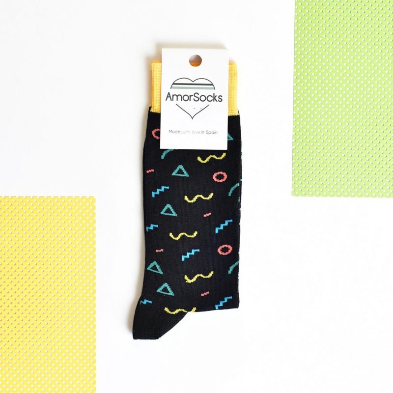 amorsocks-calcetines-socks-90s-black-zigzag-circulos-triangulos-figuras-geometricas-menphis-style-design-negro-amarillo